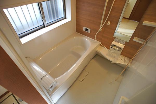 Bathroom. High-efficiency water heater Bathroom handrail Yes