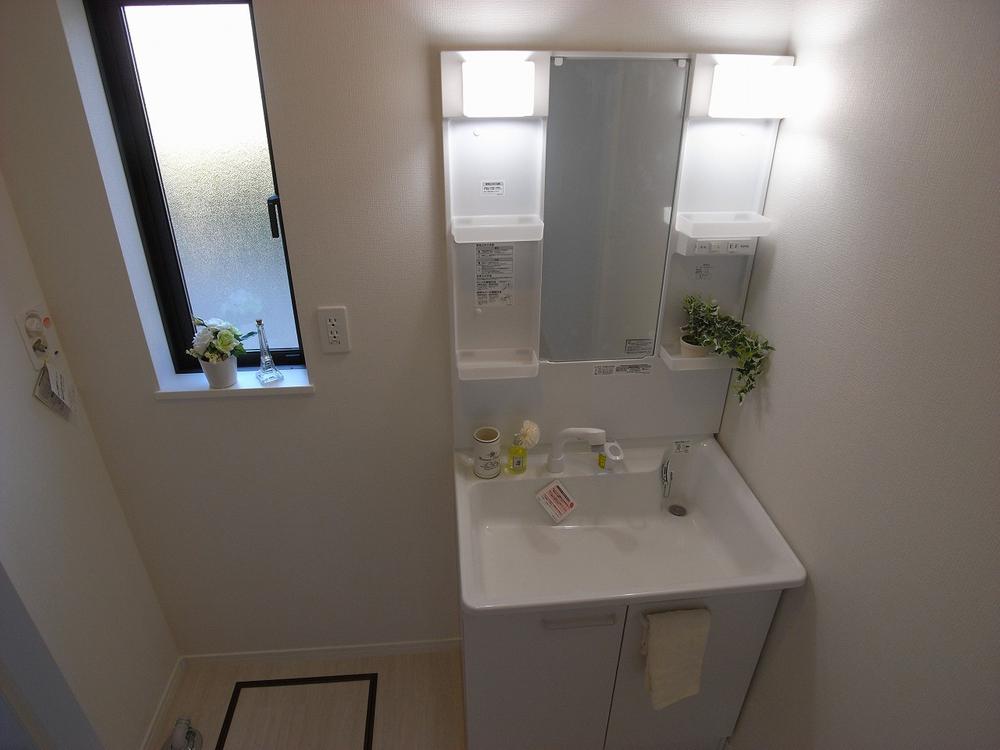 Wash basin, toilet. 1 Building