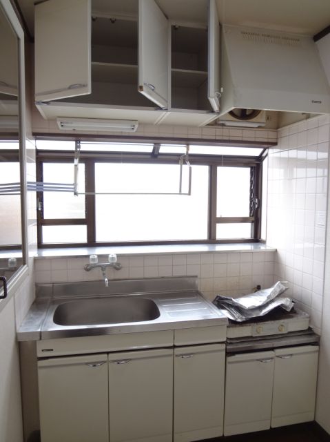 Kitchen. Gas stove is can be installed kitchen hanging shelf with