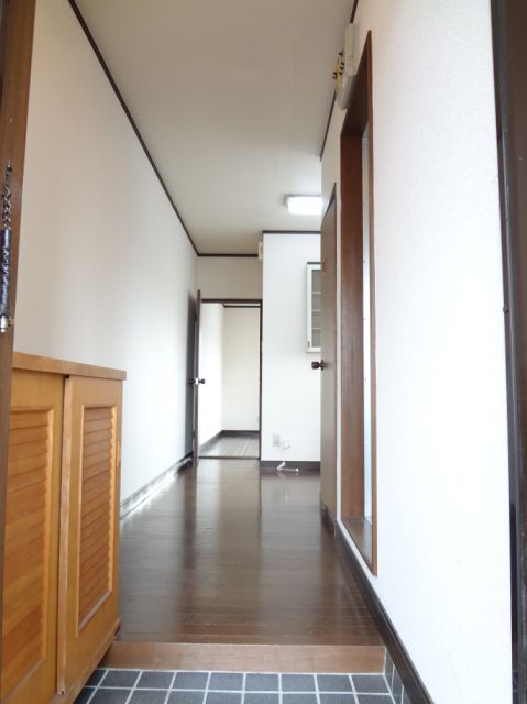 Entrance. It is comfortable space in a wide range of the corridor