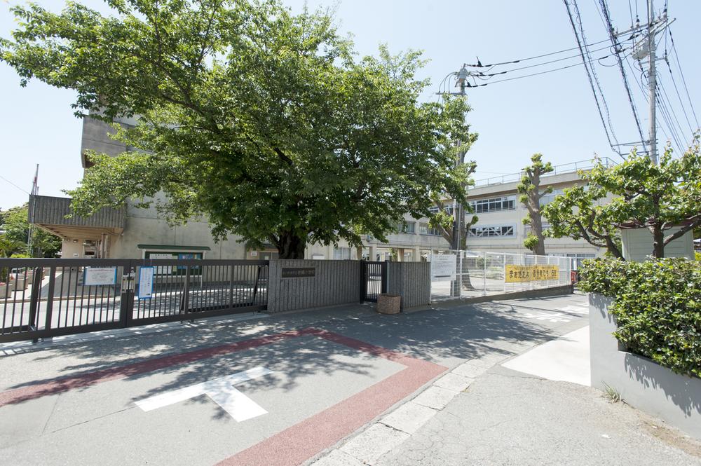 Primary school. 1372m until the Saitama Municipal Iwatsuki Elementary School