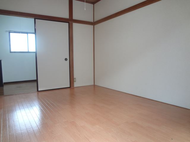 Living and room. It is bright with clean Western-style. 