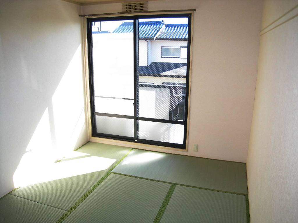 Living and room. Japanese-style room has also become well yang per in the south.
