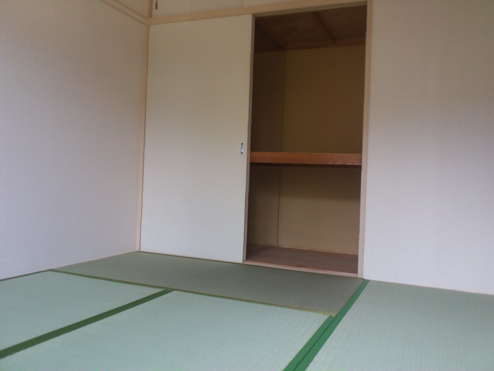 Living and room. Storage space of the Japanese-style room is also rich.