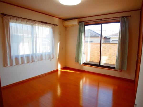 Non-living room. Second floor 7 tatami mats of Western-style. Warm wind and the gentle wind enters the room