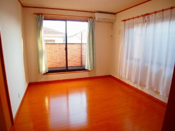 Non-living room. Second floor 7 tatami mats of Western-style. Warm wind and the gentle wind enters the room