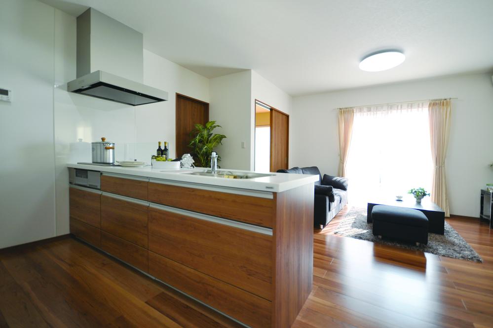 Kitchen. It is the kitchen of the standard specification. You can choose either of the specification that there is a door hanging open type of specifications, such as photos. 