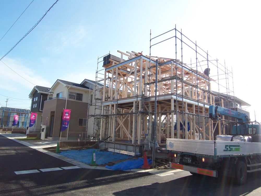 Local appearance photo. Current, Model house two buildings of other, Ready-built 1 building ・ Site under construction You can see. 
