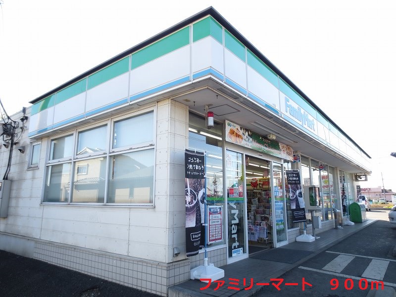 Convenience store. 900m to Family Mart (convenience store)