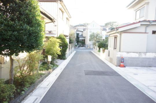 Local photos, including front road. Frontal road