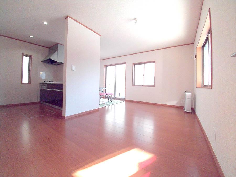 Living. Was building completed. Such as the actual image from per yang, We have to wait all the time so you can see directly. 