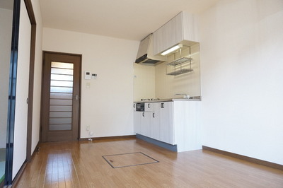Living and room. Bright grain of the flooring is also coordinated with the furniture is ◎