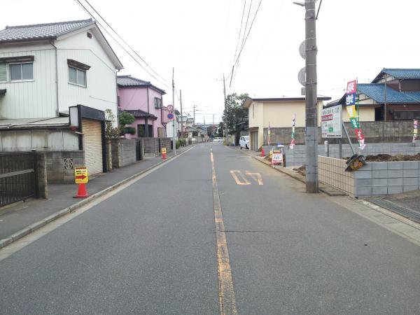 Local photos, including front road. Clear there is a width