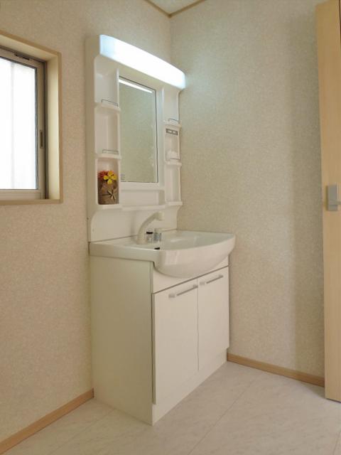 Wash basin, toilet. Indoor (11 May 2013) Shooting 1 Building 