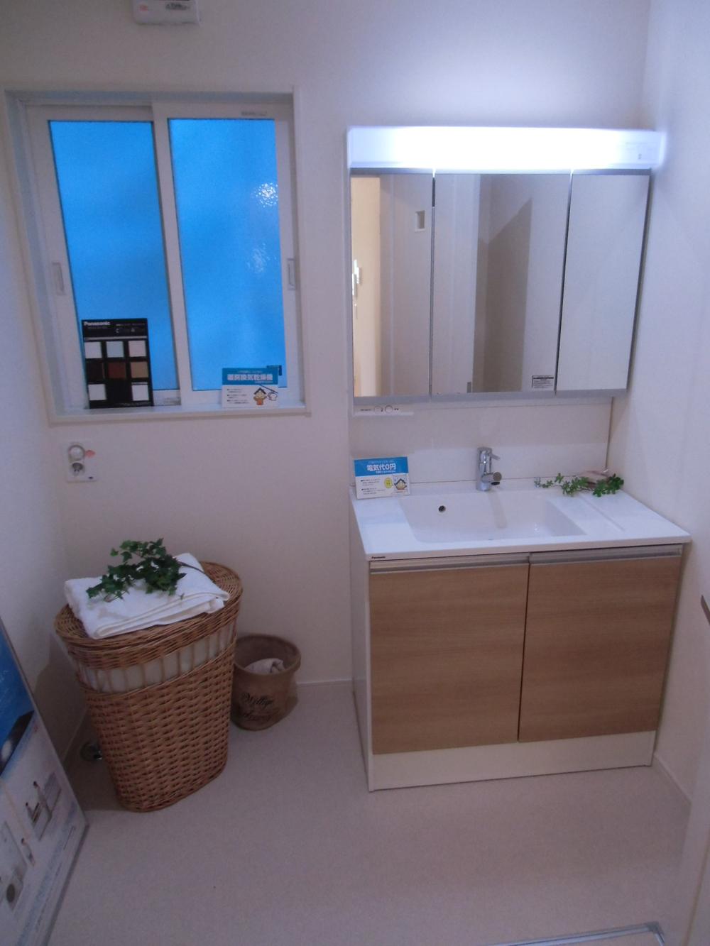 Kitchen. Indoor (12 May 2012) shooting It is there to be happy a lot of window.  Washbasin Panasonic! ! It is very easy to use. 