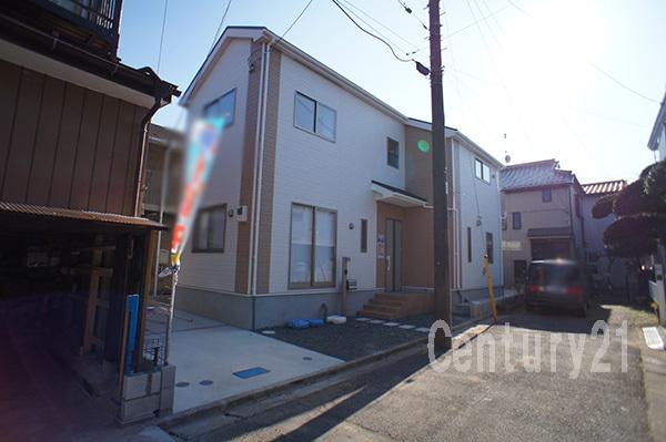 Local photos, including front road. Bright house wrapped in plenty of sunlight