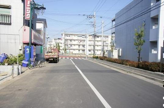 Local photos, including front road. Frontal road