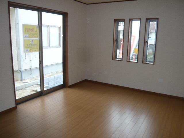 Living.  □ 1 Building _ is a bright living room! 