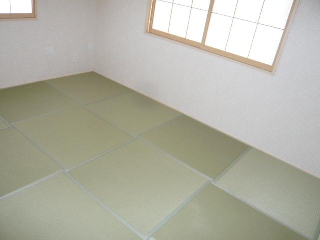 Non-living room.  ■  □ Bright Japanese-style room! 