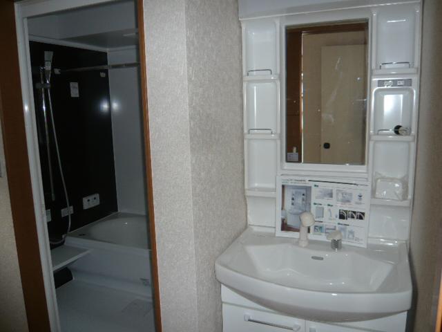 Wash basin, toilet.  □  ■ 1 ・ Building 3 washbasin with _ shampoo dresser! 