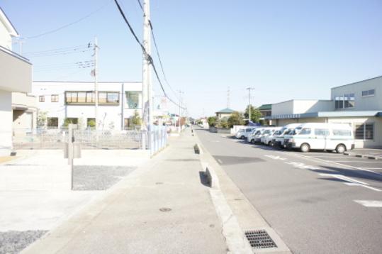 Local photos, including front road. Frontal road