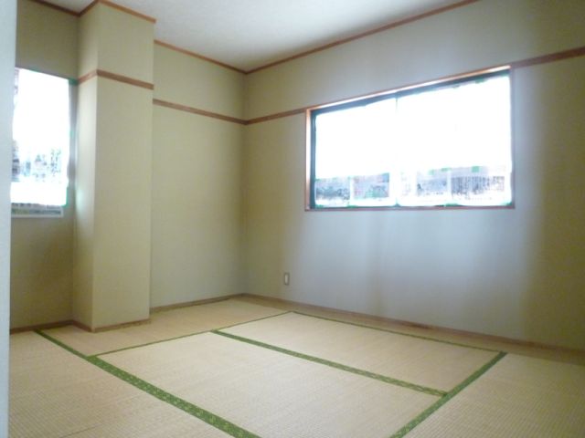 Living and room. Because the corner rooms have windows on two sides are bright and well-ventilated Japanese-style.