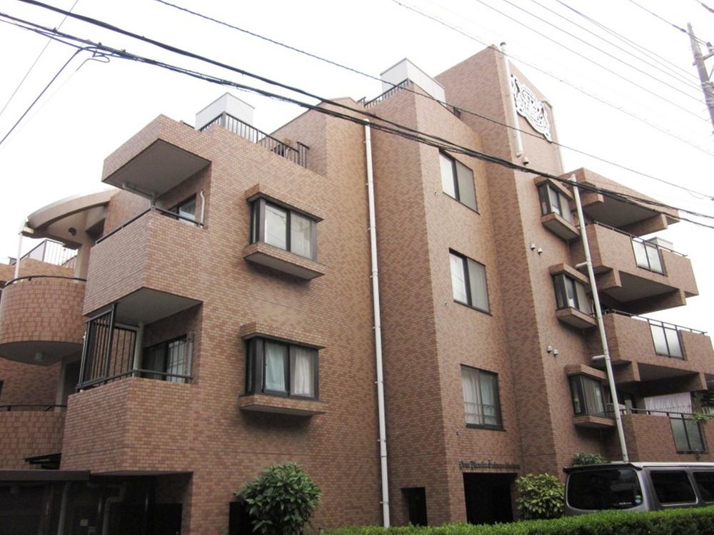 Local appearance photo. Is a 3-minute walk from the train station.