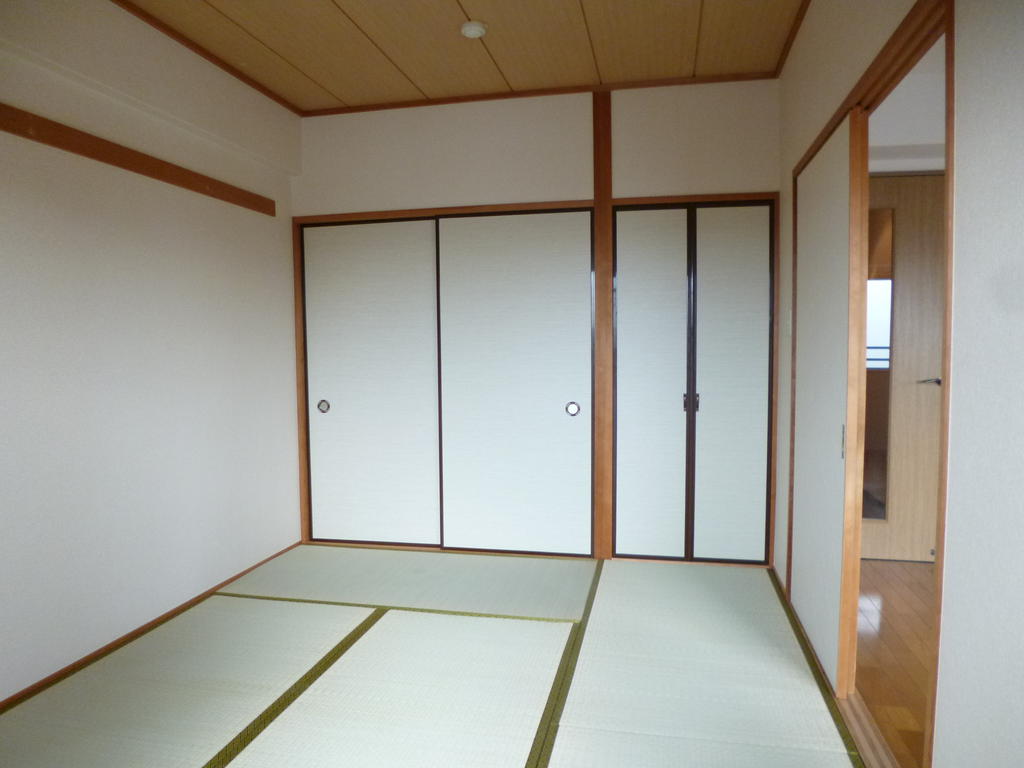 Other room space. Storage is also plenty of Japanese-style room 6 quires