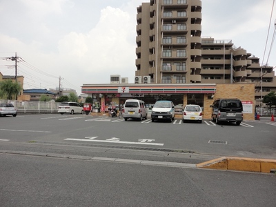 Convenience store. 330m to Seven-Eleven (convenience store)