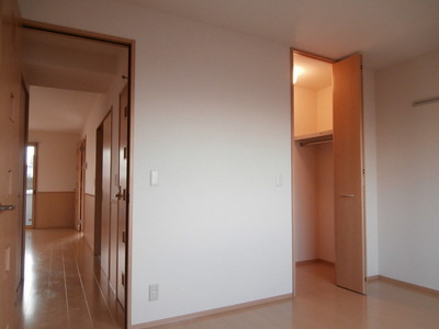 Living and room. ☆ Walk-in closet ☆