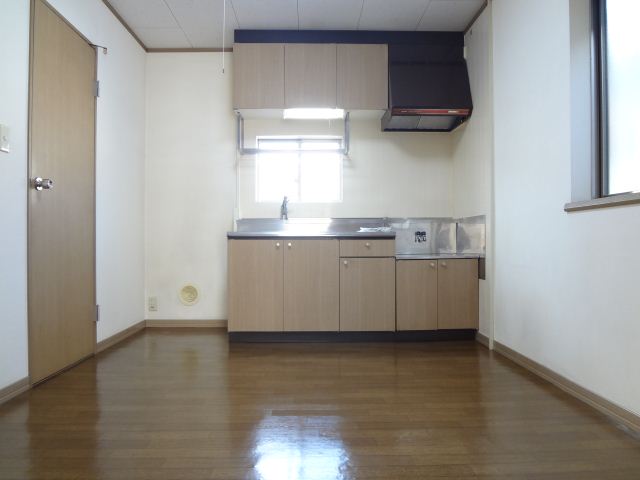 Living and room. Bright is equipped with a window also in the living room