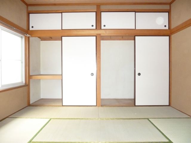 Living and room. Japanese-style room of the housing is very wide.