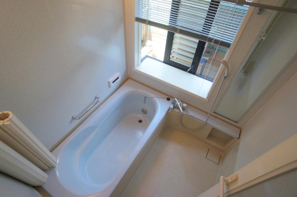 Bathroom. The first floor of the bath boasts open windows ^^