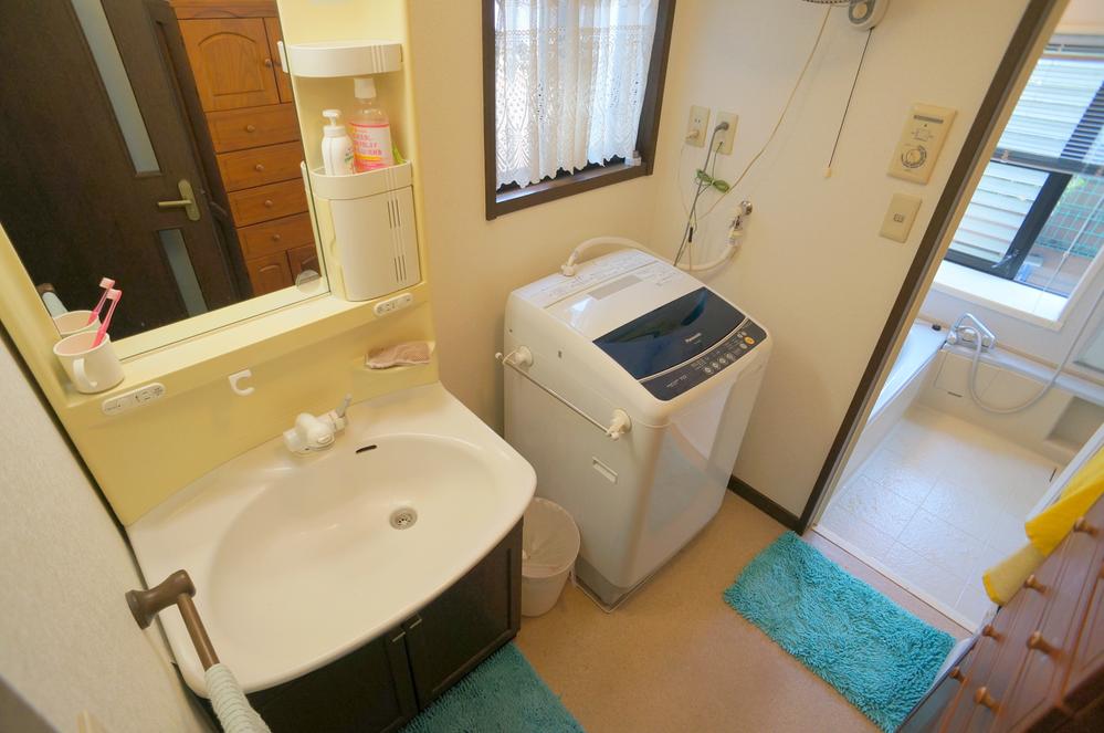 Wash basin, toilet. It is the first floor of the washroom