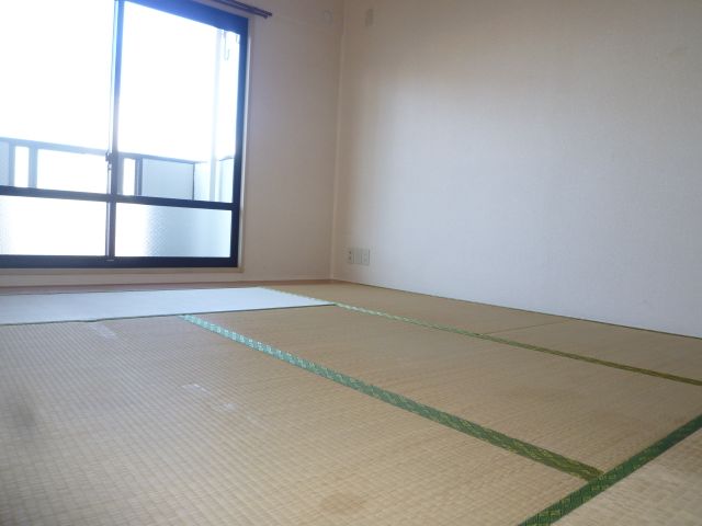 Living and room. It will calm and there is a Japanese-style room.