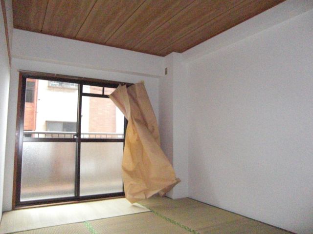 Living and room. It will calm and there is a Japanese-style room.