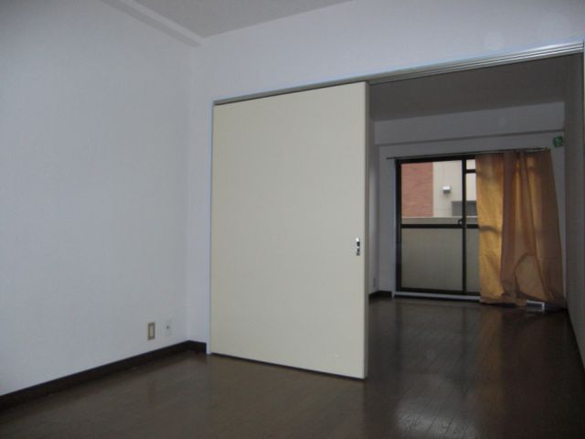 Living and room. Will be wide LDK if Tsunagere the living and Western-style room.