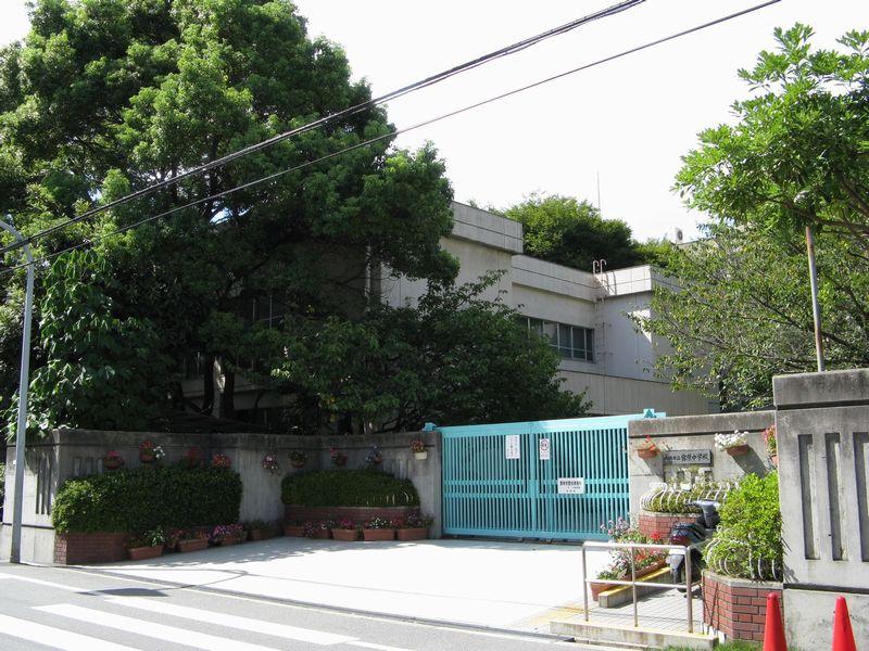 Junior high school. 1525m until the Saitama Municipal Miyahara Junior High School