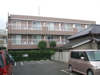 Building appearance. Parking is 6,300 yen per month