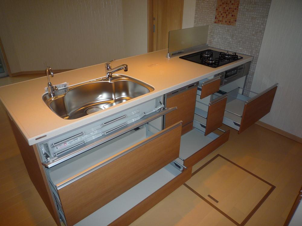 Kitchen. Kitchen storage.  In addition to the abundant storage capacity, And roller rail to mitigate the impact when you close the drawer, Also equipped "Minipata kun" that can be taken out of the quick and the kitchen knife lodged in a comfortable position. 