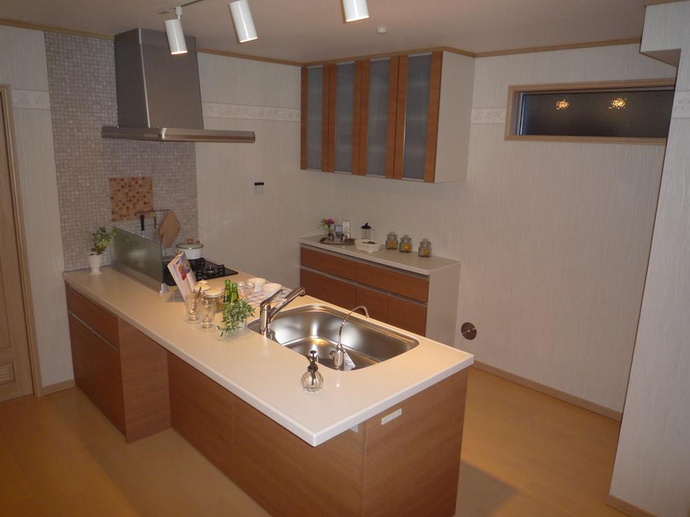 Other Equipment. The open kitchen overlooking the living room, Glass-top stove, Dishwasher, Built-in water purifier, W1500 cup board is standard equipment. Director makes a wife that spotlight to cook. 