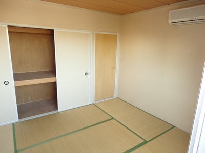 Living and room. It is south-facing Japanese-style room