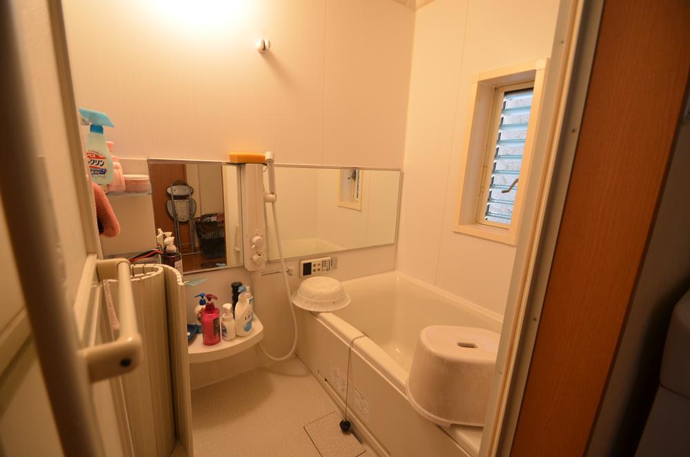 Bathroom. Clean bathroom with windows ^^