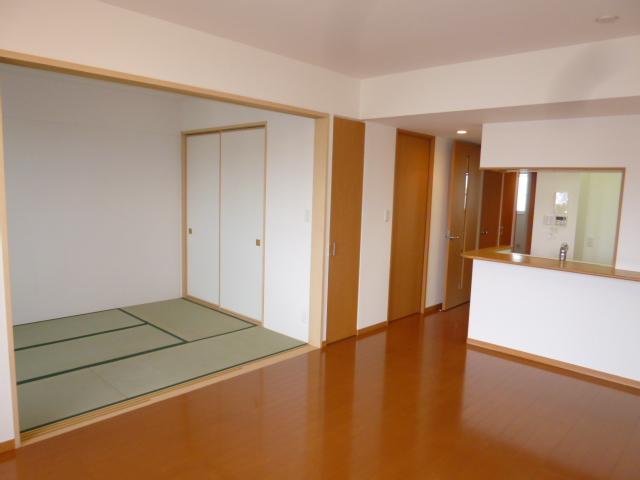 Living. Japanese-style of door has become the storage type. To a certain sense of open space.