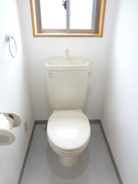 Toilet. Is beautiful. 