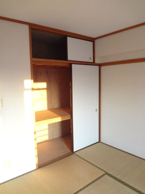 Receipt. It is a closet with upper closet of (between 1) the Japanese-style room. 