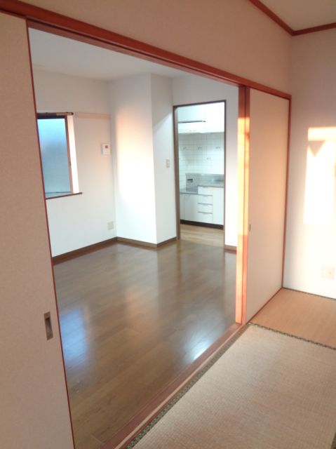 Living and room. The top floor of the single ・ Is a popular floor plan in the corner room! 