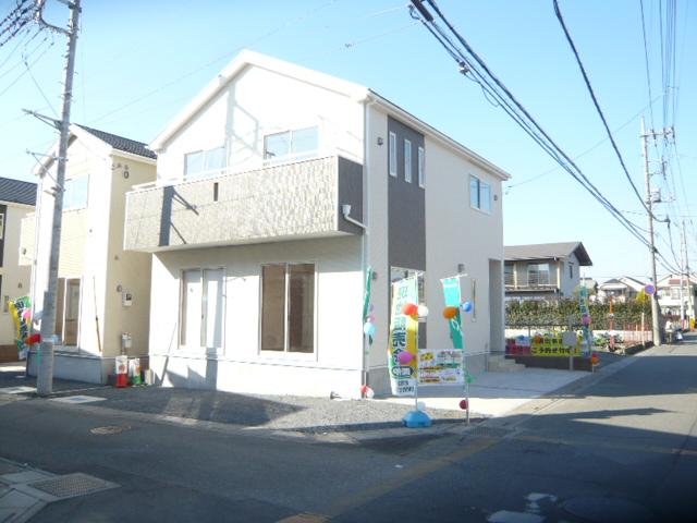 Local appearance photo.  ◆ South road is yang This excellent property ◆ 1 ・ 3 Building solar panels installed already!  ◆ Car space 2 units can be!  ◆ Popular face-to-face kitchen 15 Pledge! 