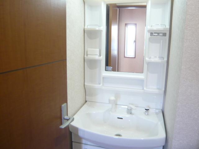 Wash basin, toilet.  ◆ Wash basin with shampoo dresser! 