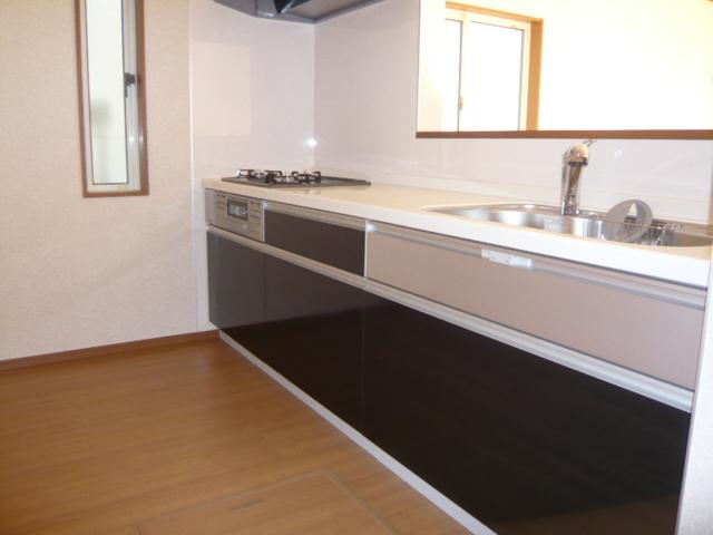 Kitchen.  ◆ There is also room kitchen space! 